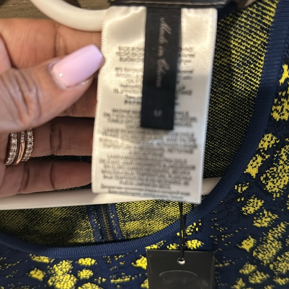 BCBG dress bodycon style. NWT never worn. Blue and yellow pattern - Picture 3 of 4